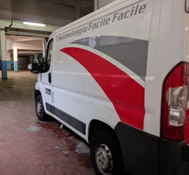 Furgone con pellicola adesiva personalizzata in un garage Furgone con pellicola adesiva personalizzata in un garage