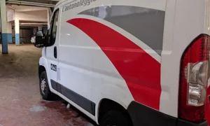 Furgone bianco con logo 'L'autonoleggio Facile Facile' in garage