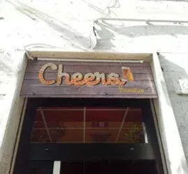 Insegna di un bar o ristorante con la scritta Cheers!