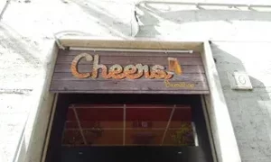 Ingresso con insegna Cheers! a Roma