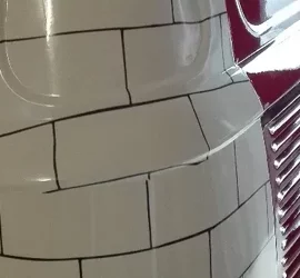 Dettaglio di un veicolo con wrapping personalizzato a tema muratura. Dettaglio di un veicolo con wrapping personalizzato a tema muratura.