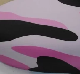 Casco con pellicola adesiva a tema mimetico rosa e nero per trasformazione superfici Casco con pellicola adesiva a tema mimetico rosa e nero per trasformazione superfici