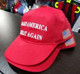 Cappello rosso con scritta bianca su un tavolo