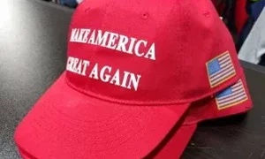 Cappellino rosso con scritta 'Make America Great Again'