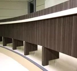 Dettaglio di allestimento per eventi personalizzati con elementi in legno