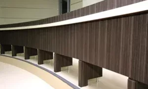 Dettaglio di una struttura in legno curva in un contesto architettonico moderno a Roma