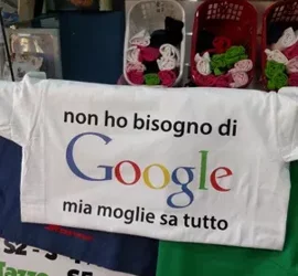 Maglietta bianca con scritta 'non ho bisogno di Google, mia moglie sa tutto'.