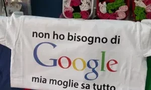Maglietta con scritta ironica 'non ho bisogno di Google mia moglie sa tutto'
