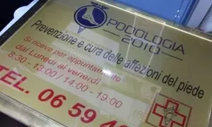 Targa di studio podologico con contatti e orari