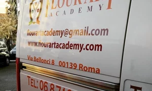 Furgone della Flour Art Academy con contatti e indirizzo a Roma