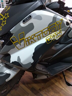 Scooter con wrapping personalizzato camouflage grigio e testo 'Viktory Gym' Scooter con wrapping personalizzato camouflage grigio e testo 'Viktory Gym'