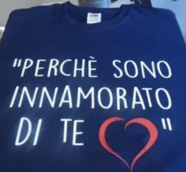 Maglietta blu con scritta 'Perché sono innamorato di te' e cuore rosso