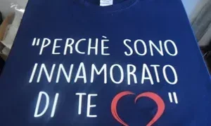 Maglietta blu con scritta 'Perché sono innamorato di te' e cuore rosso