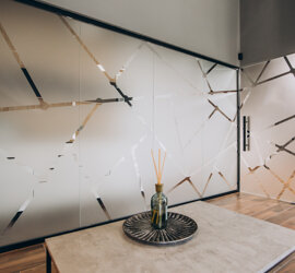Vetrata con pellicole adesive dal design geometrico in un interno moderno