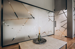 Pellicole adesive decorative su porte in vetro, decorazioni grafiche moderne