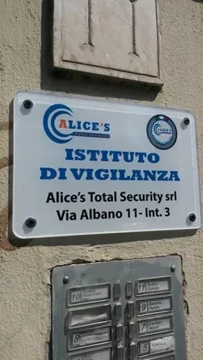 Targa di un istituto di vigilanza Alice's Total Security