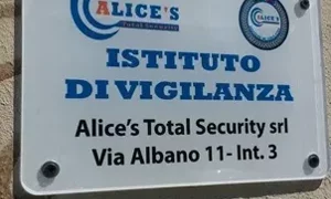 Cartello dell'Istituto di Vigilanza Alice's Total Security
