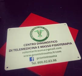 Insegna del Centro Diagnostico di Telemedicina e Masso Fisioterapia su sfondo rosso