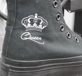 Scarpa nera con logo coronato e scritta Queen
