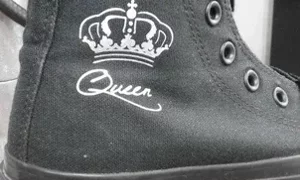 Scarpa nera con logo di corona e scritta Queen