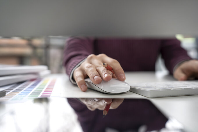 Persona che utilizza mouse accanto a una tavolozza colori, concetto di grafica personalizzata. Persona che utilizza mouse accanto a una tavolozza colori, concetto di grafica personalizzata.