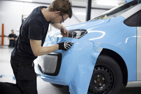 Applicazione di pellicole adesive su auto, personalizzazione superficie