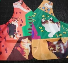 Stampe personalizzate su tessuti rigidi con fantasia di gatti colorati.