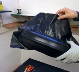 Applicazione di pellicola adesiva su superficie. Applicazione di pellicola adesiva su superficie.