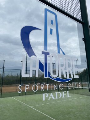 Logo La Torre Sporting Club Padel su campo da gioco