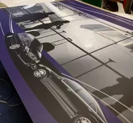 Stampa personalizzata su materiale rigido con immagine di automobili per comunicazione visiva.