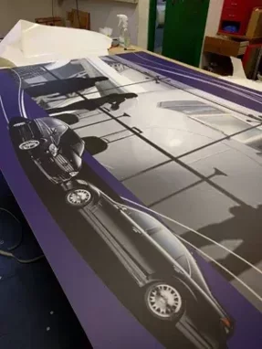 Stampe adesive per personalizzazione superfici con immagine di auto su fondo viola