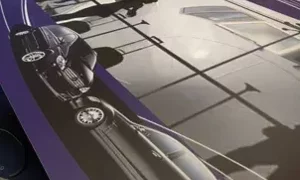Stampa di un progetto grafico con auto su sfondo viola in un laboratorio di stampa a Roma