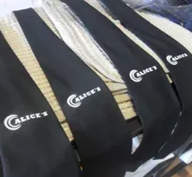 Cravatte nere personalizzate con logo stampato