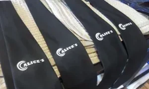 Cravatte nere con logo Calice's su tessuto beige