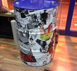 Barile decorato con stampe personalizzate di fumetti in un negozio.