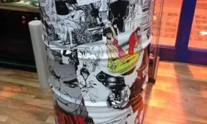 Barile decorato con fumetti stilizzati in un ambiente interno