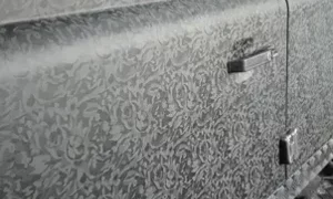 Dettaglio di una decorazione floreale su auto