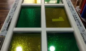 Finestra in vetro colorato verde e giallo in laboratorio