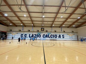 Palestra indoor con logo S.S. Lazio Calcio a 5 sulle pareti