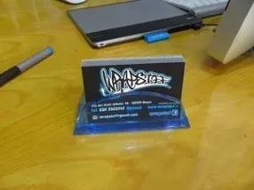 Biglietto da visita su supporto trasparente con logo grafico Biglietto da visita su supporto trasparente con logo grafico