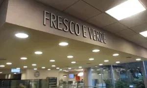 Interno di un negozio con insegna Fresco e Verde