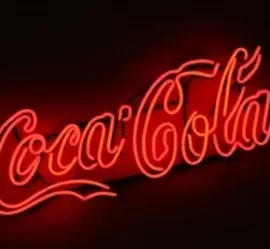 Insegna al neon Coca-Cola su sfondo scuro