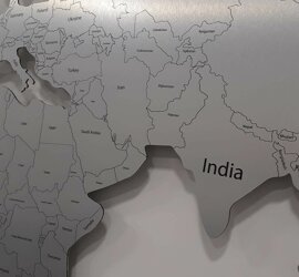Mappa del mondo in acciaio con nomi dei paesi incisi