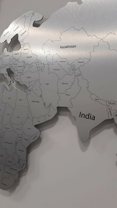 Mappa metallica decorativa che mostra Europa, Asia e parte dell'Africa Mappa metallica decorativa che mostra Europa, Asia e parte dell'Africa