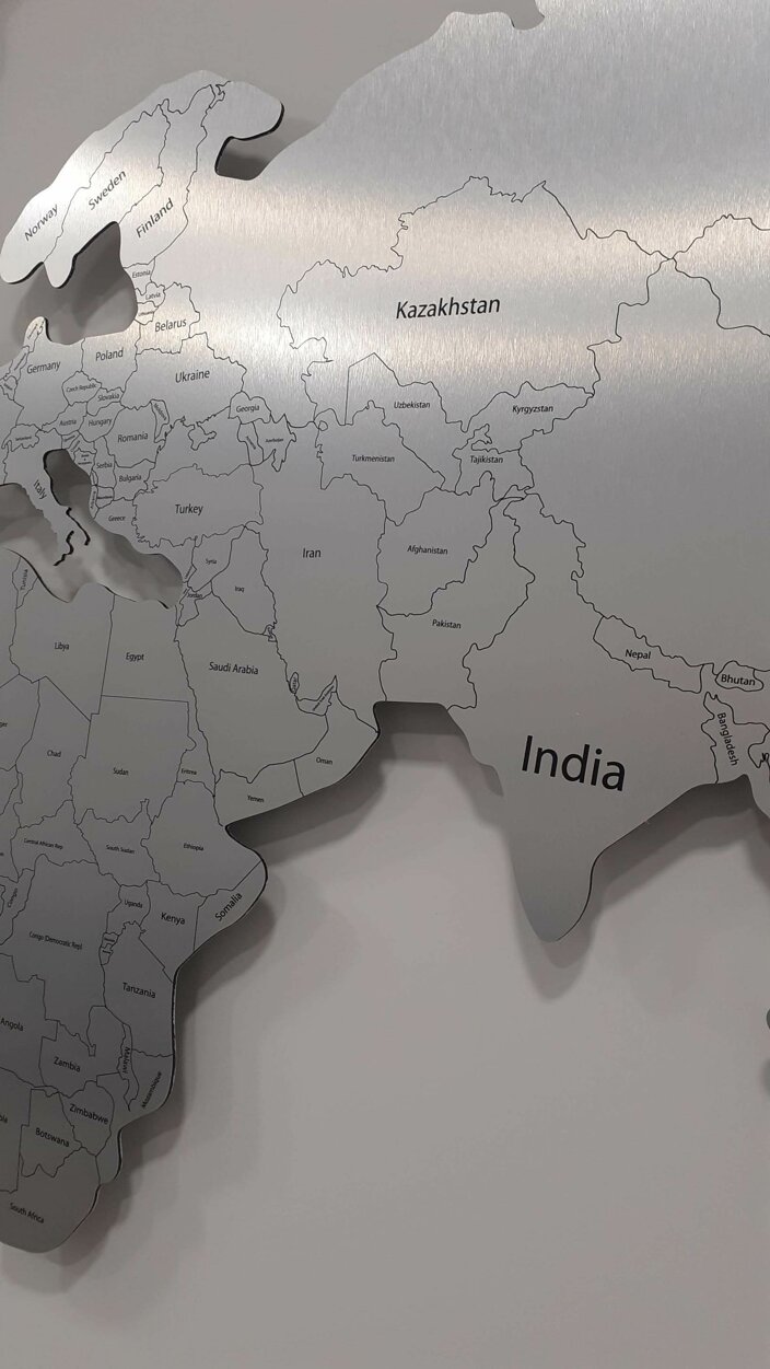 Mappa geografica in metallo di Asia e Europa su parete.