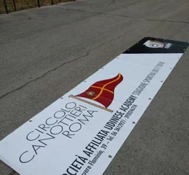 Striscione del Circolo Canottieri Roma su strada