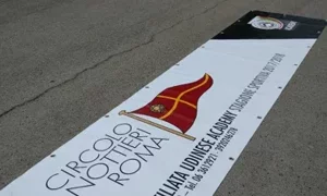 Cartellone promozionale del Circolo Canottieri Roma su strada