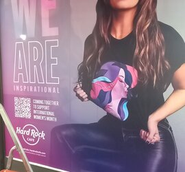 Poster promozionale di Hard Rock Cafe per International Women's Month con figura femminile