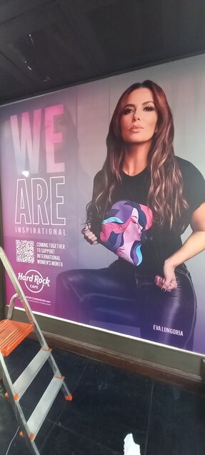 Poster ispirazionale al Hard Rock Cafe per il mese internazionale della donna