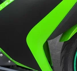 Moto con wrapping personalizzato in colori verde e nero Moto con wrapping personalizzato in colori verde e nero